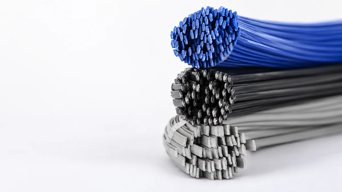Snopovi plavih, crnih i sivih plastičnih elektroda za zavarivanje